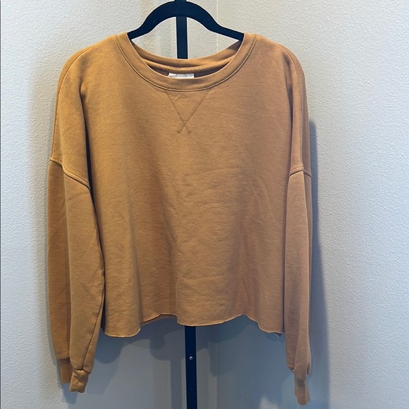 Never been worn Universal Thread Tan Boxy Crop Sweatshirt - Picture 1 of 3